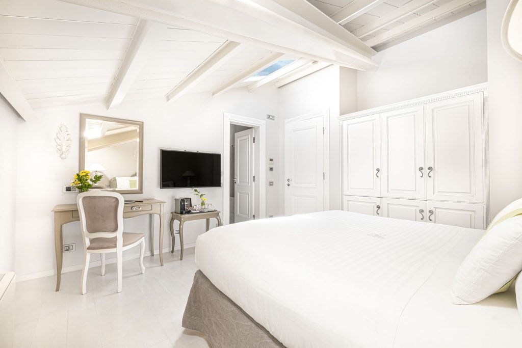 loft-room-micra-anglia-hotel-andros-01