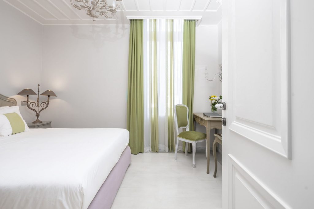 Comfort-room-micra-anglia-andros-island-02