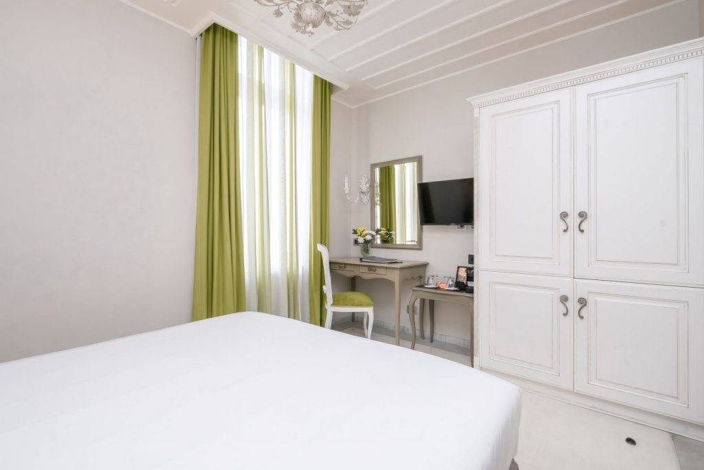 Comfort-room-micra-anglia-andros-island-05