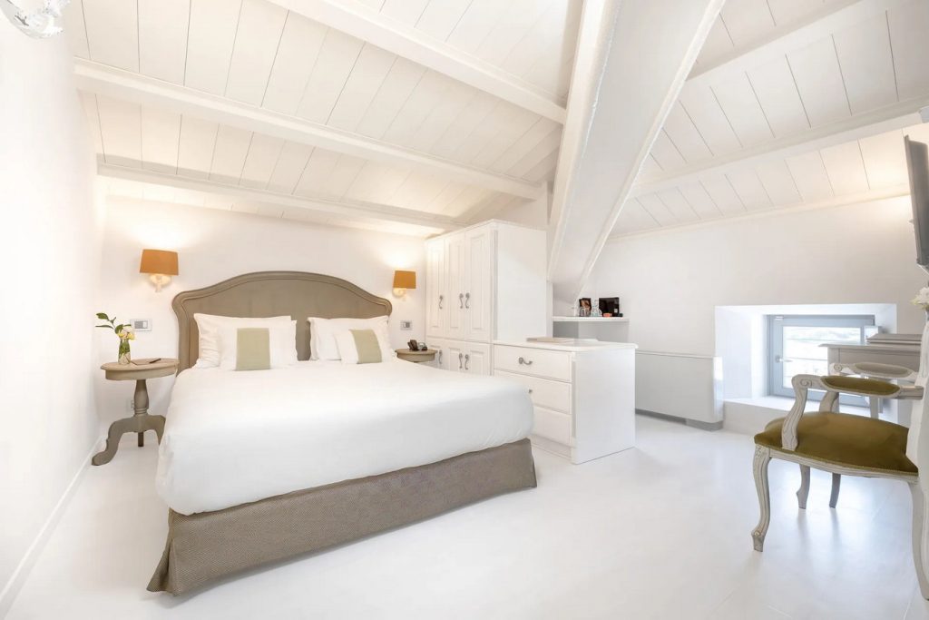 Thecozyone-andros-island-micra-anglia-hotel-10